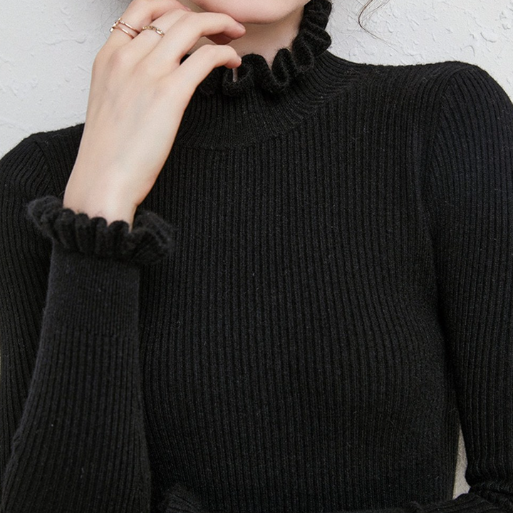 Frau in schwarzem Rollkragenpullover aus Strick, Nahaufnahme, modisch, elegant, Herbstmode.