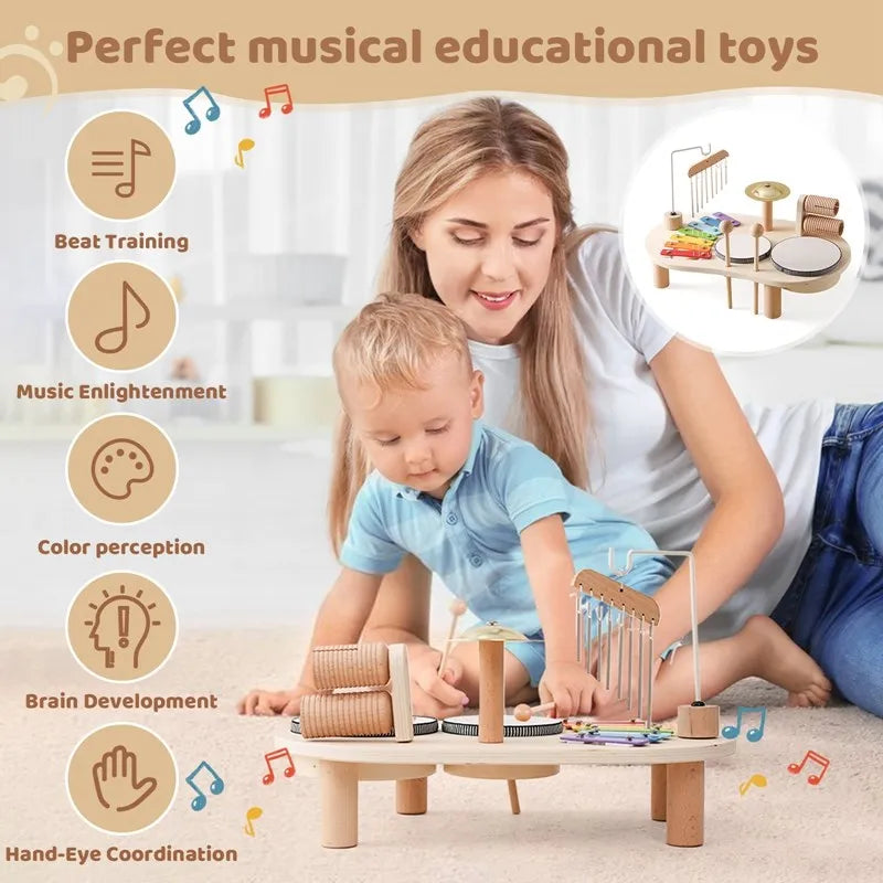Mutter und Kind spielen mit musikalischem Lernspielzeug aus Holz, Förderung von Musik und Koordination.