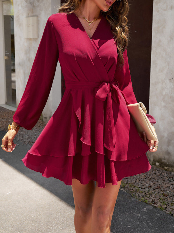 Frau in rotem Wickelkleid, langärmlig, elegant, aus Chiffon, ideal für Abendveranstaltungen.