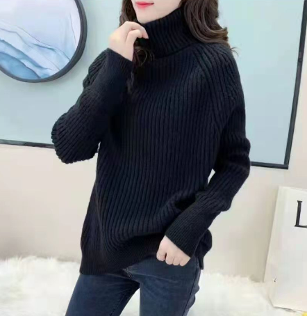 Frau in schwarzem Rollkragenpullover, Strick, lässig, modisch, Herbst-Winter-Outfit.