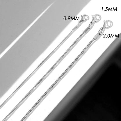 Drei silberne Schlangenketten, 0,9mm, 1,5mm, 2,0mm, mit Karabinerverschluss auf weißem Hintergrund.