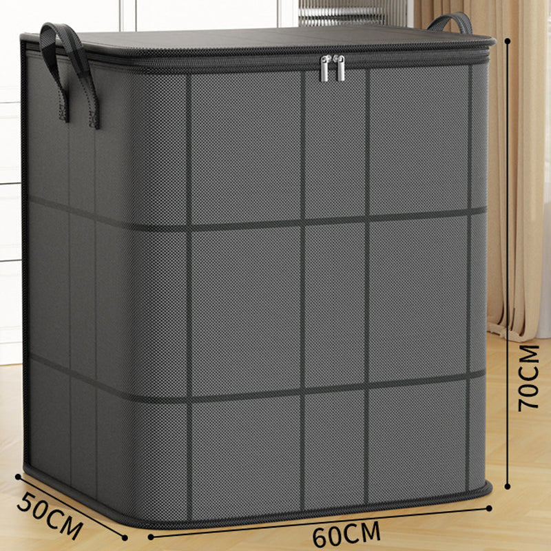 Největší tmavě šedý vak na dřevěné podlaze u záclony s vyznačenými rozměry 60 × 50 × 70 cm. 15