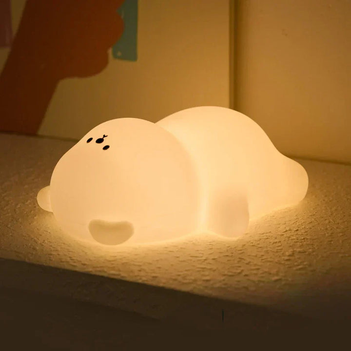 Nachtlicht in Robbenform, warmweiß, LED, Kinderzimmer, Silikon, energiesparend, dekorativ.
