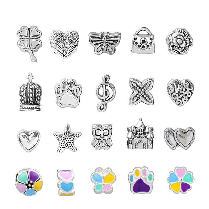 Verschiedene silberne und bunte Metall-Charms in Herz-, Tier- und Musiknotenform.