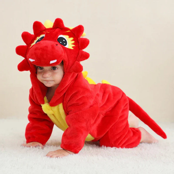 Baby im roten Drachenkostüm, Plüsch, Kapuze, Krabbeln, Kinderkostüm, Karneval, Halloween.