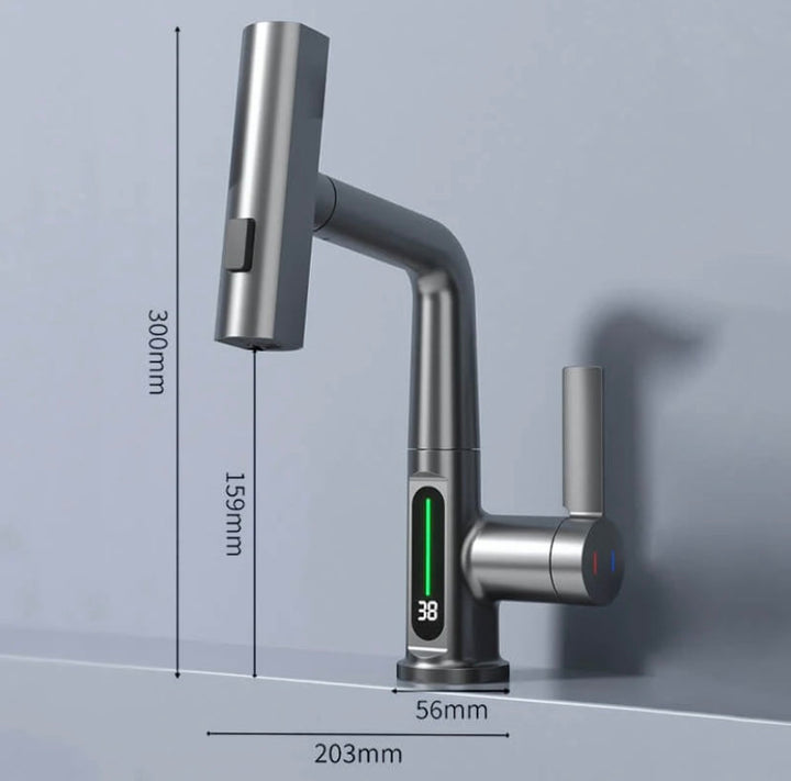 Moderner Edelstahl-Wasserhahn mit digitaler Temperaturanzeige, silber, Küchenarmatur.