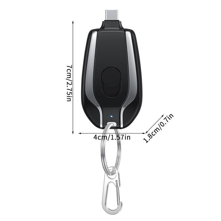 Schwarzer USB-C-Schlüsselanhänger, kompakt, tragbar, mit Karabinerhaken, 7cm x 4cm.