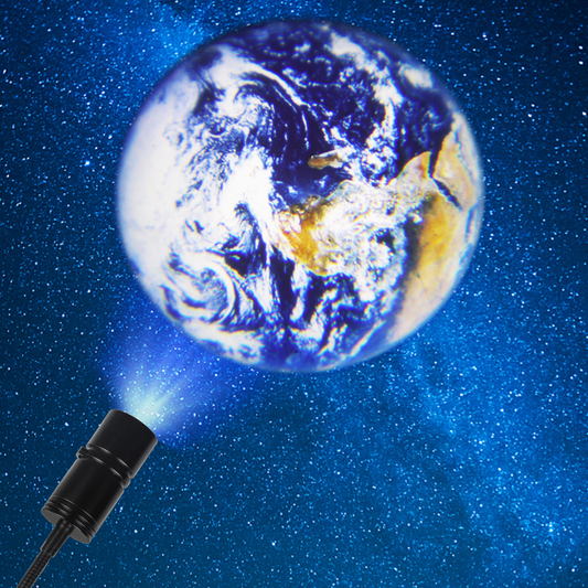 Projektor strahlt Erde im Weltraum an, blauer Hintergrund, LED-Licht, Astronomie-Thema.