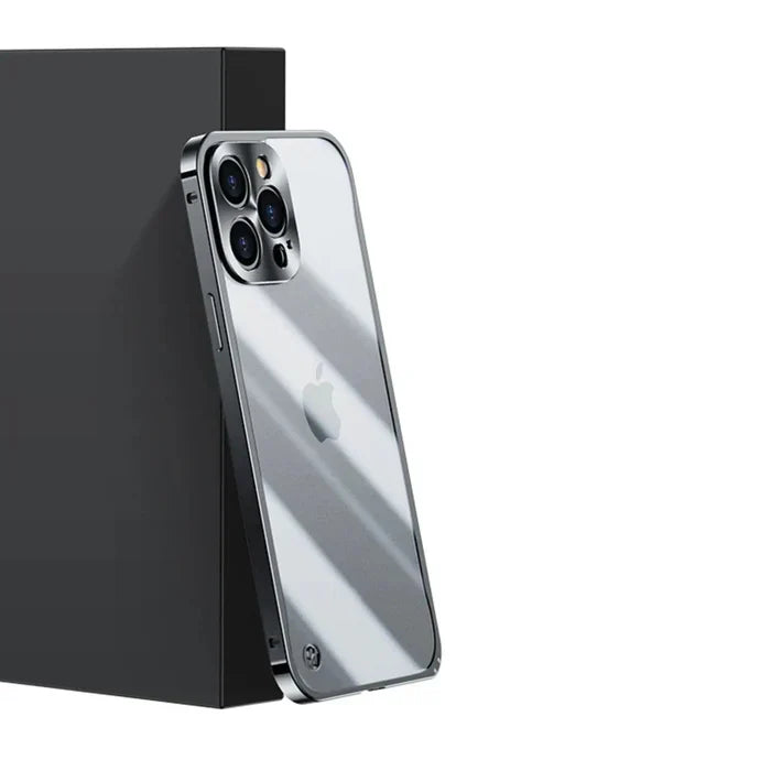 Silbernes Smartphone mit Dreifachkamera und Apple-Logo, schräg an schwarzer Box gelehnt.