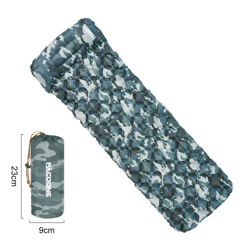 Aufblasbare Isomatte, Camouflage-Design, kompakt, ideal für Camping und Outdoor-Aktivitäten.
