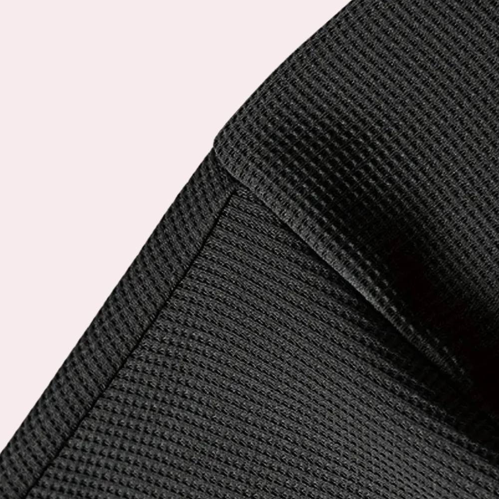 Schwarzer Stoff mit texturierter Oberfläche, Nahaufnahme, hochwertiges Material, Detailansicht.