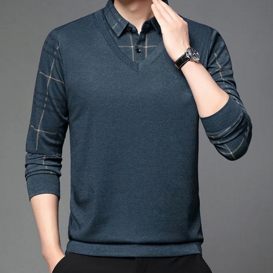 Dunkelblauer Herrenpullover mit V-Ausschnitt, kariertes Hemd, elegantes Design, Freizeitmode.