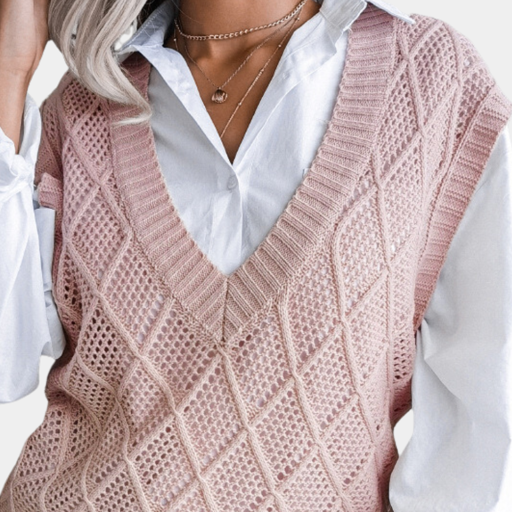 Damen Strickweste rosa, V-Ausschnitt, Rautenmuster, über weißer Bluse, modisch, elegant.