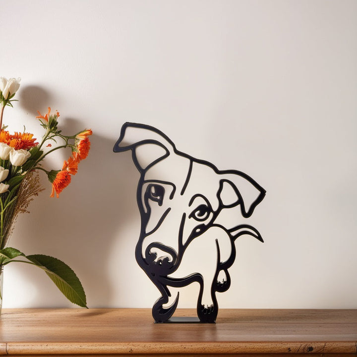 Jack Russell Terrier Metallkunst, schwarz, auf Holzregal, neben Blumenstrauß, Wanddekoration.