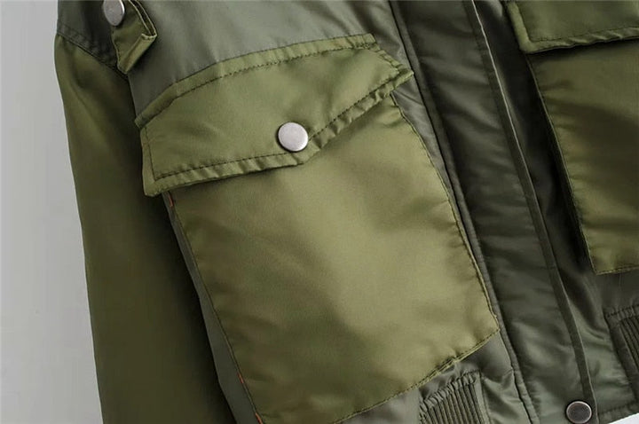 Grüne Herrenjacke, Nylon, mit Taschen und Druckknöpfen, Outdoor-Mode, funktional und stilvoll.
