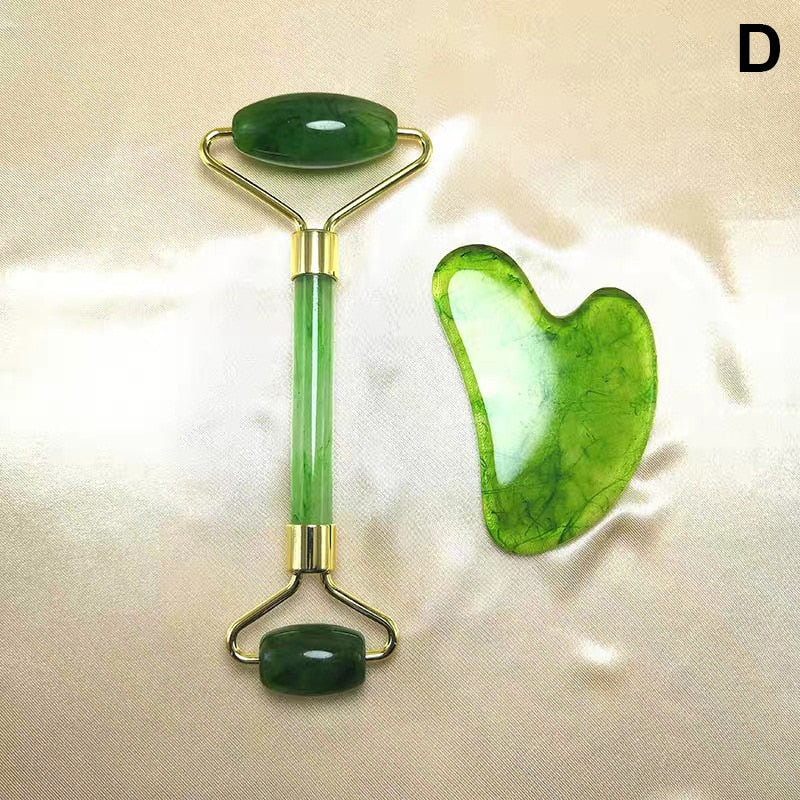 Grüner Jade-Gesichtsroller und Gua Sha Set auf beigem Hintergrund, Massagewerkzeug.