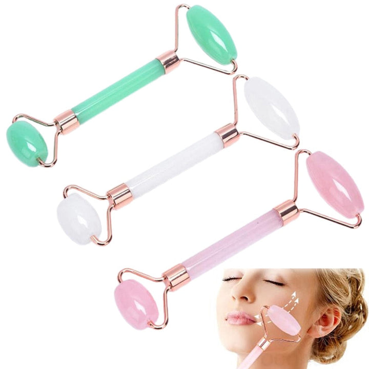 Drei Gesichtsmassage-Roller aus Jade, Rosenquarz und weißem Quarz für Hautpflege.