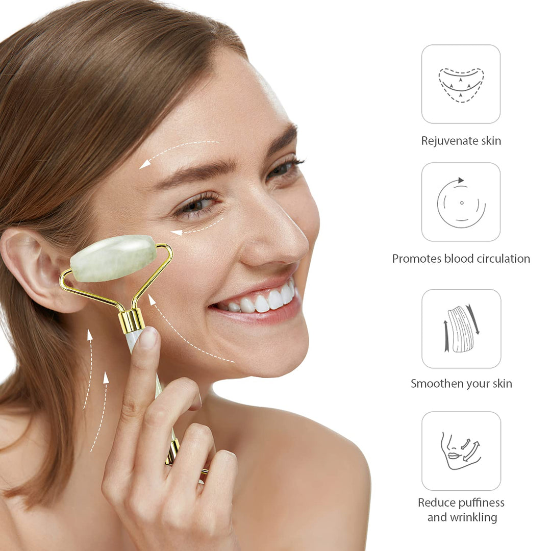 Frau benutzt grünen Jade-Roller für Gesichtsmassage, Hautpflege, Anti-Aging, Wellness.