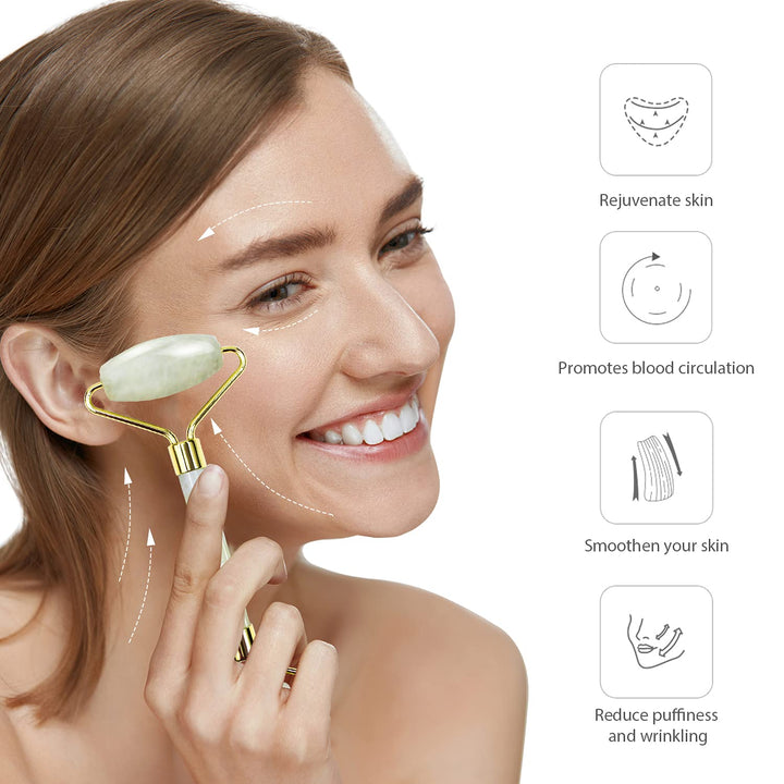 Frau benutzt grünen Jade-Roller für Gesichtsmassage, Hautpflege, Anti-Aging, Wellness.