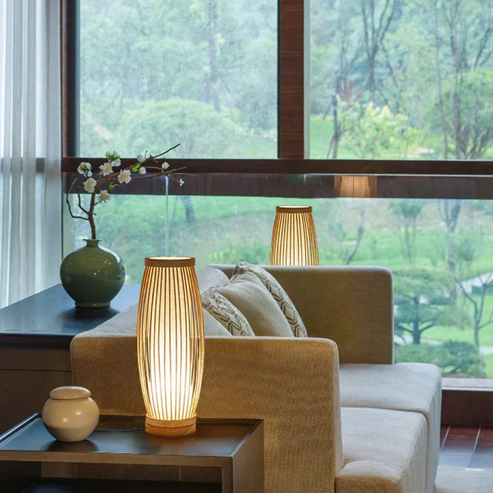 Japanische Tischlampe aus Holz im Zen-Stil, warmes Licht, ideal für Wohnzimmer oder Schlafzimmer.