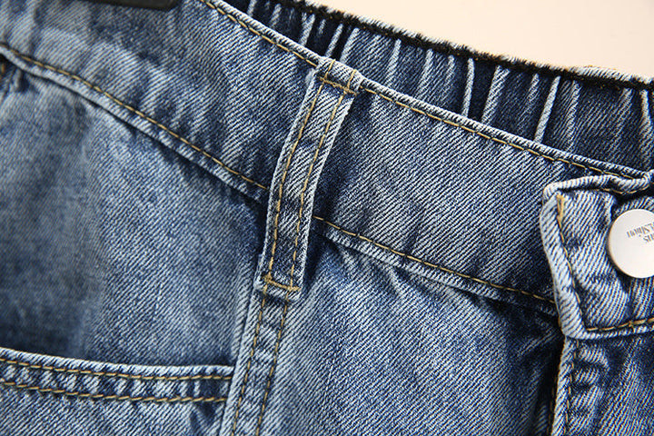 Nahaufnahme einer blauen Jeans mit elastischem Bund und Knopfverschluss, Denim-Mode.