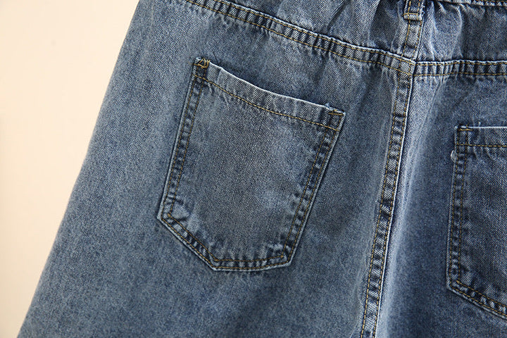 Jeansstoff mit blauer Waschung, Nahaufnahme der Gesäßtaschen, Denim-Mode, Textur.