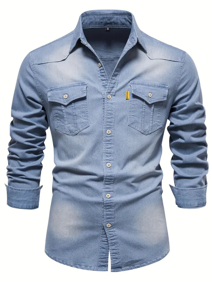 Hellblaues Jeanshemd für Herren, langärmelig, mit Knopfleiste und Brusttaschen.
