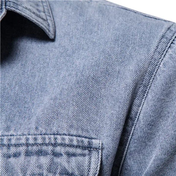 Hellblaues Jeanshemd aus Baumwolle, Nahaufnahme, modisch, langlebig, klassischer Stil.
