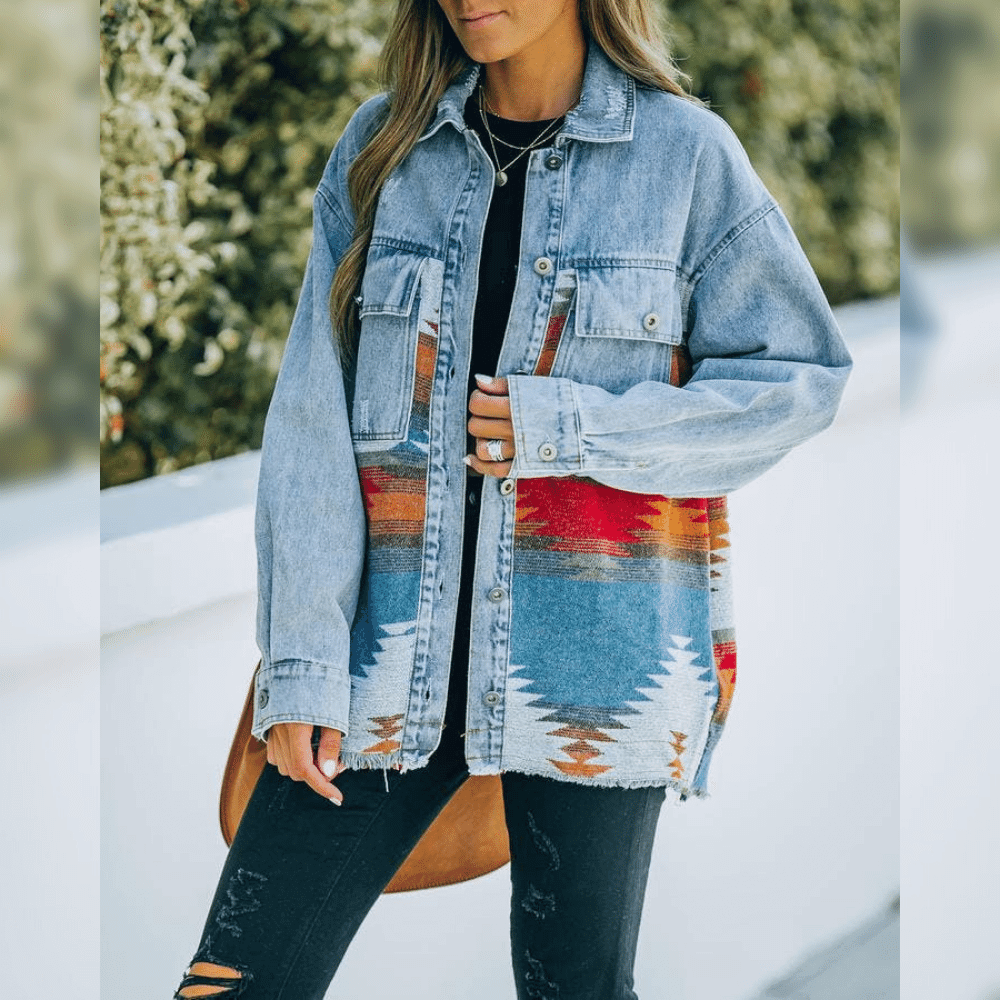 Frau in blauer Jeansjacke mit Aztekenmuster, lässige Mode, Outdoor-Herbstlook.