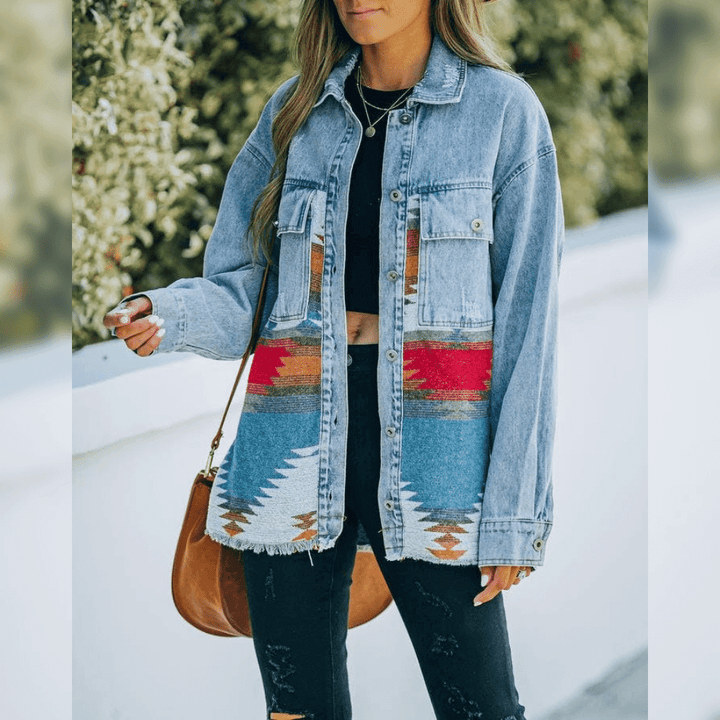 Frau in blauer Jeansjacke mit Aztekenmuster, lässiger Stil, Outdoor-Mode, Herbstkleidung.
