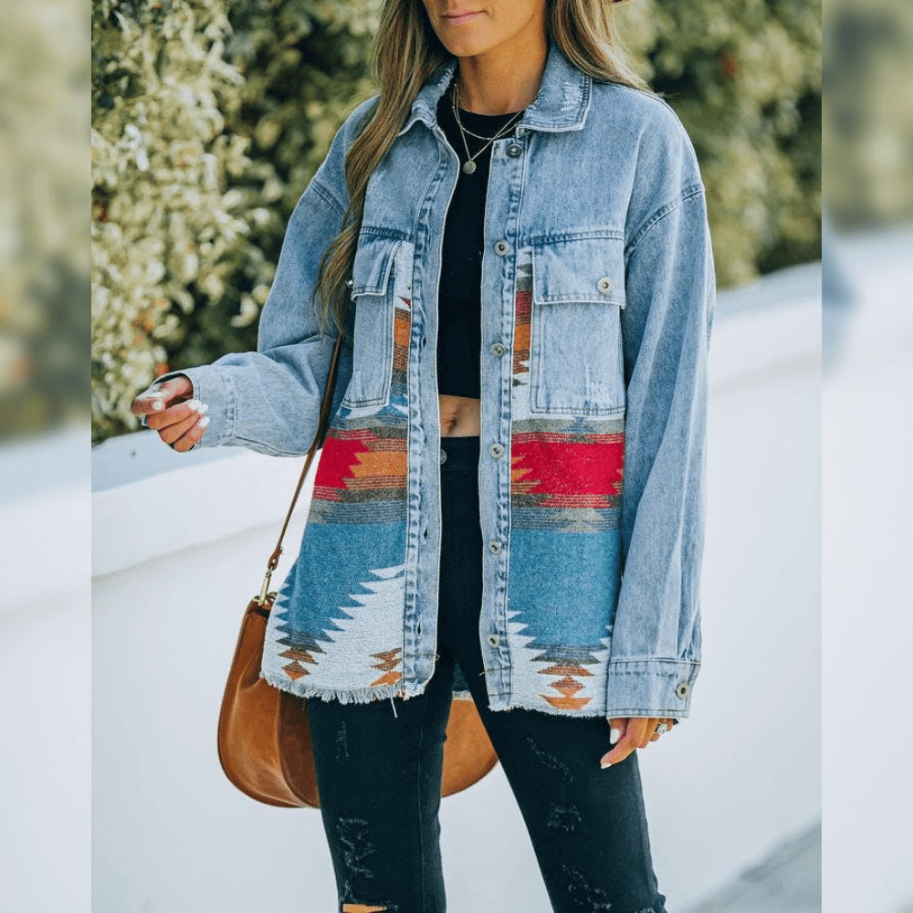 Frau in blauer Jeansjacke mit buntem Aztekenmuster, lässiger Stil, Outdoor-Mode.