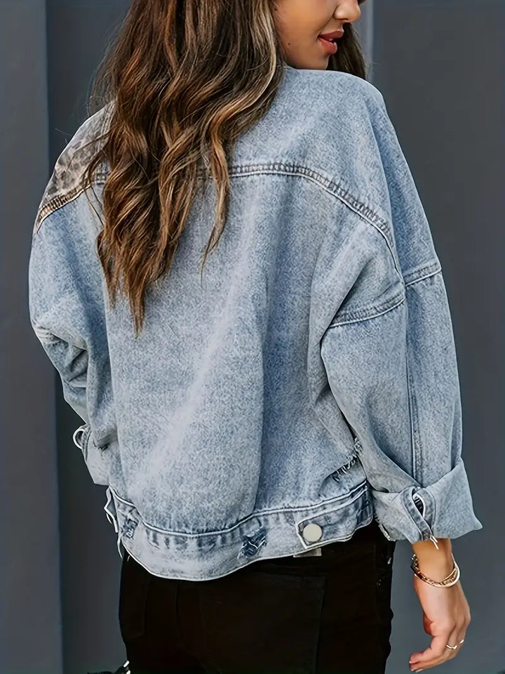 Frau in blauer Jeansjacke, lässiger Stil, Rückansicht, modische Damenbekleidung.