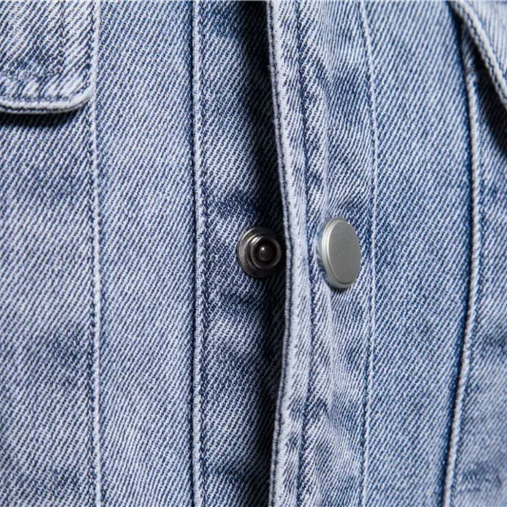 Nahaufnahme blaue Jeansjacke, Knopfverschluss, Denim-Stoff, modische Oberbekleidung.