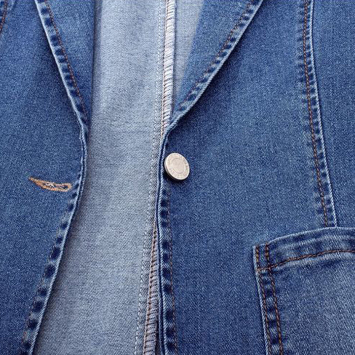 Blauer Jeansblazer aus Denim mit Knopfdetail, modisch, lässig, für Damenmode.