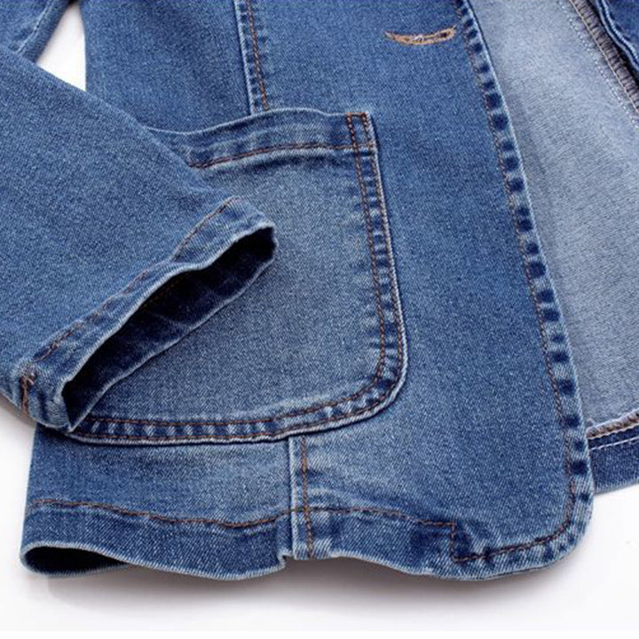 Blaue Jeansjacke aus Denim, Nahaufnahme, modisch, robust, Freizeitkleidung, Detailansicht.