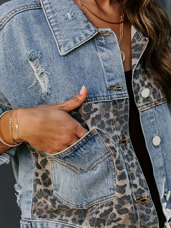 Damen Jeansjacke mit Leopardenmuster, blau, zerrissen, modisch, Freizeitkleidung.