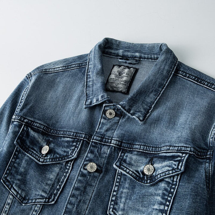 Jeansjacke aus Denim, blau, mit Knöpfen, Brusttaschen, lässiger Stil, Herrenmode.