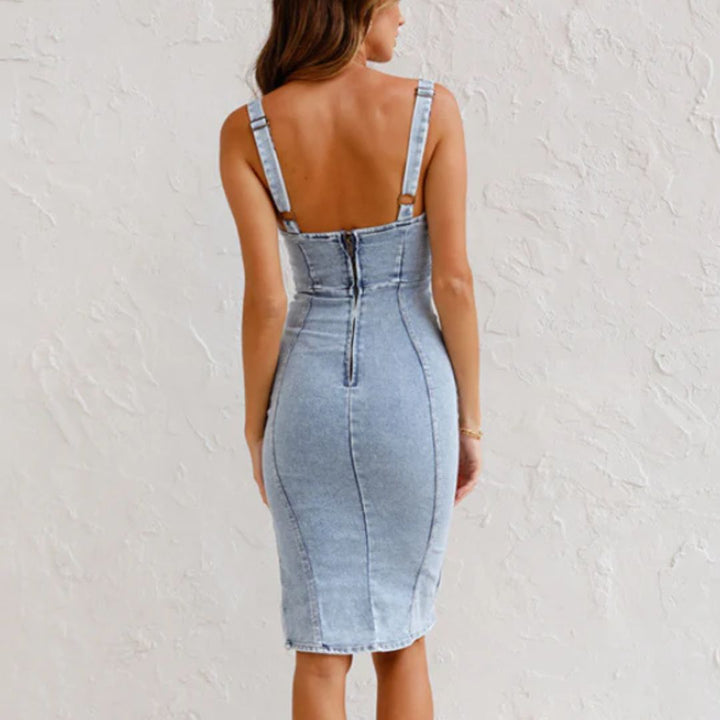 Frau in hellblauem Jeanskleid, ärmellos, Rückansicht, modisch, Sommerkleidung, Damenmode.