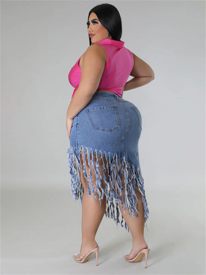 Frau in rosa Top und blauer Fransen-Jeansrock, Plus-Size-Mode, Rückansicht.