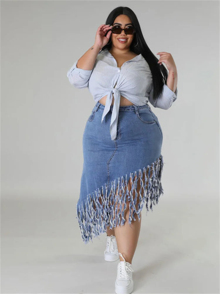Frau in blauer Fransen-Jeansrock und gestreifter Bluse, trägt Sonnenbrille, Plus-Size-Mode.