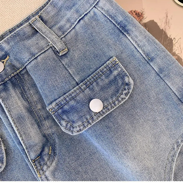 Hellblaue Jeansshorts mit Knopf, Vordertasche, Damenmode, Sommerbekleidung, Denim-Design.