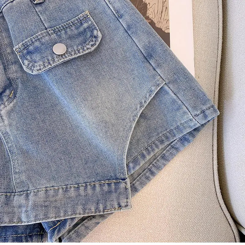 Damen Jeansshorts, hellblau, Denim, modisch, Sommermode, Freizeitkleidung, Taschen, Knopf.