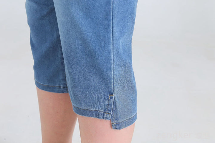 Blaue Jeans-Shorts aus Denim, knielang, lässiger Stil, Nahaufnahme, Mode für Damen.