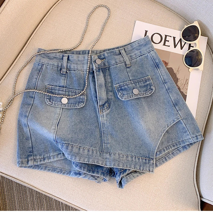 Damen Jeansshorts blau, modisch, Sommer, Kette, Sonnenbrille, Zeitschrift, stilvoll, bequem