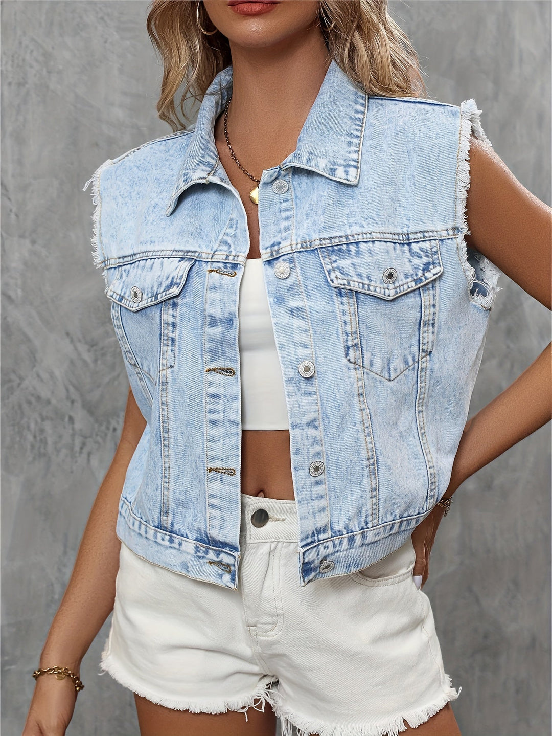 Frau in ärmelloser Jeansweste, hellblau, modisch, Sommeroutfit, Damenmode.