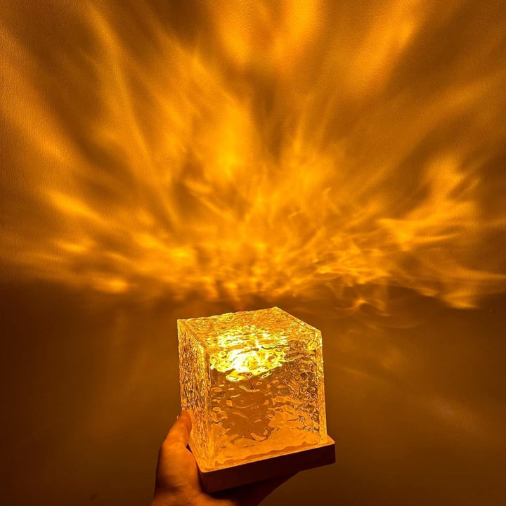 Handgehaltene LED-Lampe, Würfelform, warmes gelbes Licht, dekorative Beleuchtung, Glasdesign.