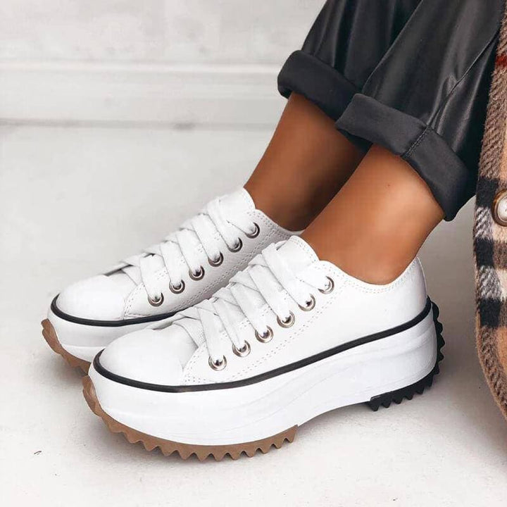 Weiße Plateau-Sneaker aus Leder mit dicker Sohle, Damenmode, trendige Freizeitschuhe.