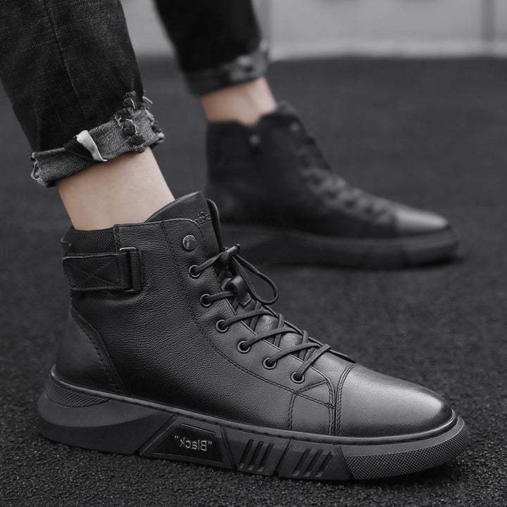Schwarze Herren-Sneaker aus Leder, hohe Sohle, modisch, lässig, Straßenmode.