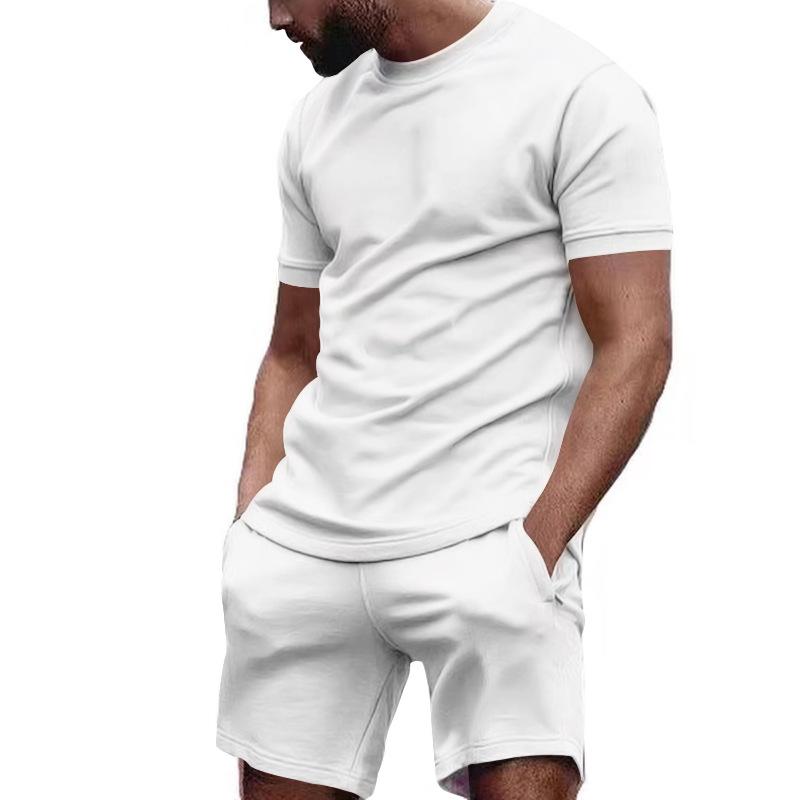 Mann in weißem T-Shirt und Shorts, Freizeitkleidung, Sommermode, Herrenbekleidung.