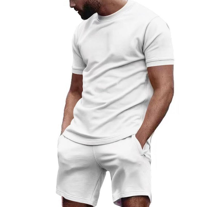 Mann in weißem T-Shirt und Shorts, Freizeitkleidung, Sommermode, Herrenbekleidung.